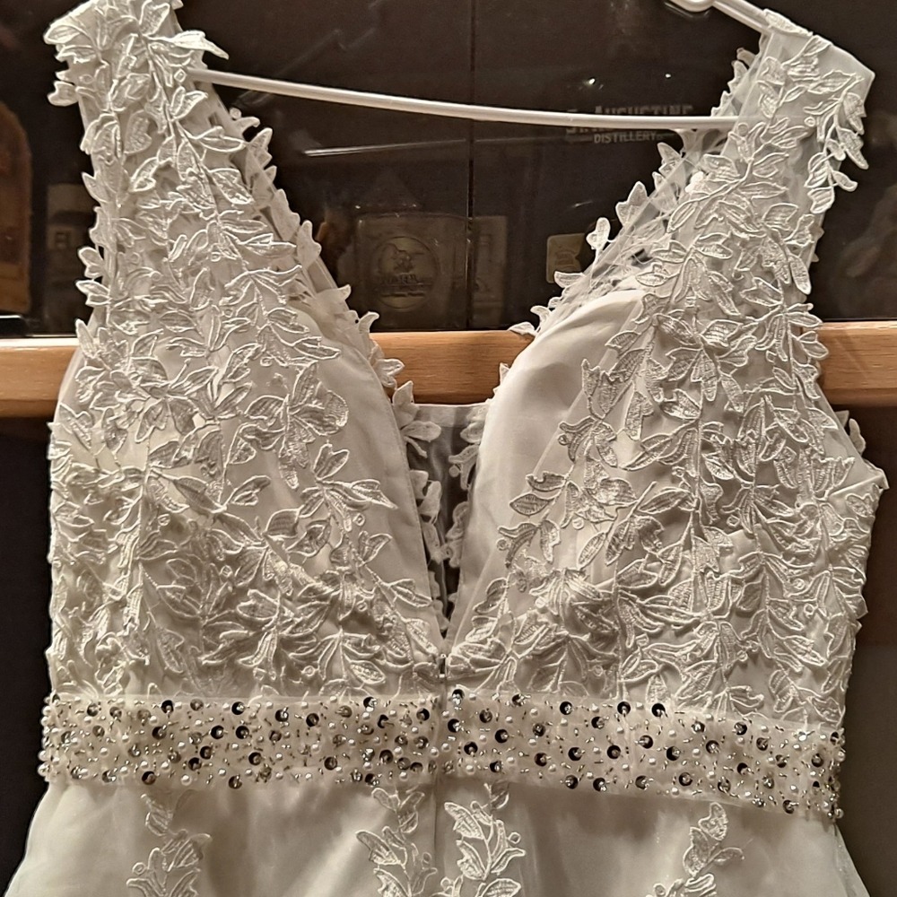 Wedding dress - Picture 8 of 8